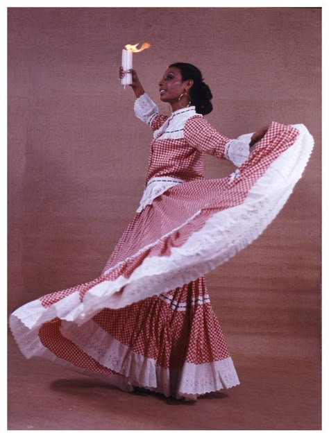 Traje de cumbia - Colección fotográfica - Hernán Díaz - Colecciones digitales - Biblioteca Virtual del Banco de la República Quick Saves