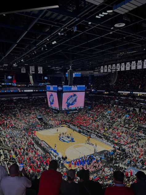 March madness college basketball game March Madness Aesthetic, March Madness Outfit, March Madness Games, Casserole Dinners, March Madness Basketball, March Madness Bracket, Resident Events, Summer Vision, Basketball Tips