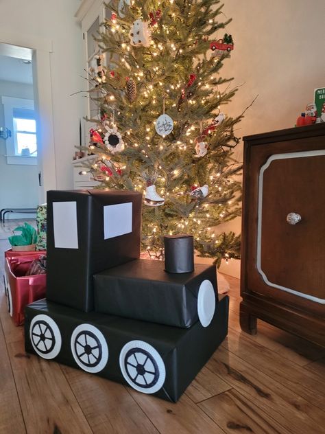 Christmas Train Diy Cardboard Boxes, Christmas Present Train, Cardboard Train Diy, Mac Christmas, Cardboard Train, Polar Express Christmas Party, Christmas Cubicle Decorations, Christmas Gift Themes, Train Crafts