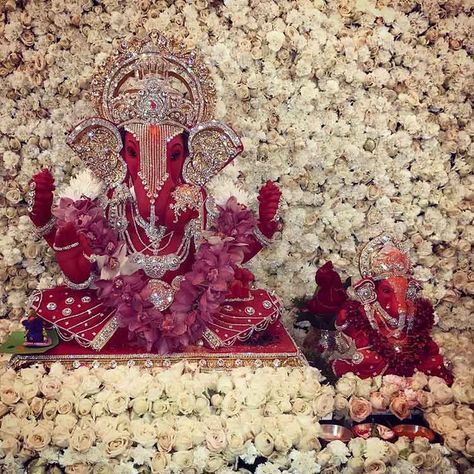 Arpita Khan has brought in her home a stunning idol of Lord Ganesha. The red idol bejewelled beautifully looks amazing. The gorgeous white decorations are making it a perfect picture. Ganpati Idol Ideas, White Ganesha Idol, Red Ganpati Decoration, White Ganpati Decoration, Diy Ganpati, God Dress, Arpita Khan, Chaturthi Decoration, Ganpati Idol