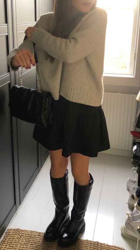 Stockholm Style Plus Size, Black Short Skirt Outfit, Stockholm Stil, Fall Boots Outfit, Outfit Ideas Summer, Outfit Autumn, Daily Outfit Inspiration, Stockholm Style, Stockholm Fashion