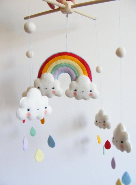 Huge List of DIY Baby Mobiles: Create one of these adorable DIY baby mobiles, or grab a baby mobile kit to make it even easier. Click through for a huge list. | www.sewwhatalicia.com Clouds And Rainbows, Rainbow And Clouds, Diy Baby Mobile, Baby Mobil, Diy Bebe, Felt Mobile, Diy Mobile, Cool Baby, Baby Crib Mobile