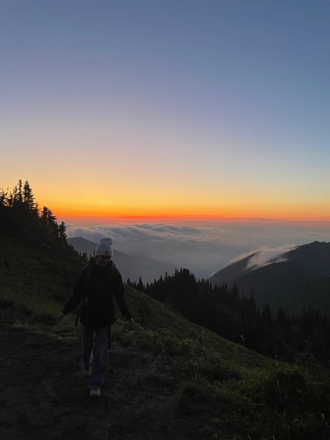 Hiking Sunset Aesthetic, Green Homescreen, Summer Core, Mind Movie, Sunrise Hike, Mountain Aesthetic, Night Hiking, Washington Hikes, Sunrise Lake