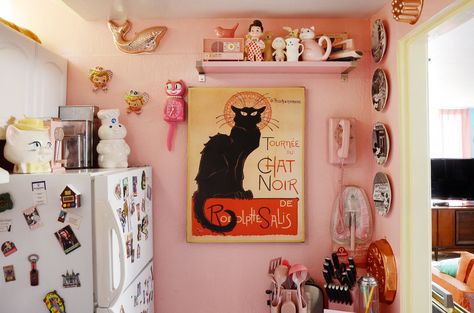 "I think what attract us most is the fun and good energy that these kitsch objects bring us," Alex says. "It's a good feeling to go into your kitchen and find a pink Kit-Cat clock smiling at you." Oakland Apartment, Pink Fridge, Estilo Kitsch, Kit Cat Clock, Kitschy Decor, Retro Appliances, Kitsch Decor, Cat Clock, Kitschy Kitchen