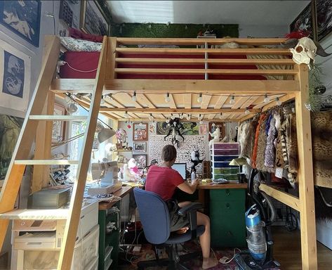 Big Loft Bed, Bed Above Desk, Studio Apartment Loft Bed, Aesthetic Loft Bed, Adult Loft Bed For Small Rooms, Bedroom With Loft Bed, Loft Bed Ideas Aesthetic, Loft Bedroom Ideas For Adults, Boy Room Bedding