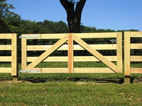 4 Rail Horse Fence. Like the gate on this. 27 Cheap DIY Fence Ideas for Your Garden, Privacy, or Perimeter Cheap Privacy Fence, Farm Gates, Horse Fence, Wooden Gate, Diy Garden Fence, Wood Horse, Deer Fence, Horse Fencing, Cheap Fence