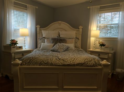 Caddy Corner Bed, Angled Bed Ideas, Master Suite Layout With Sitting Area, Corner Bed Ideas, Small Room Layouts, Lakehouse Bedroom, Corner Bed, Best Bedroom Designs, Beautiful Bedroom Decor