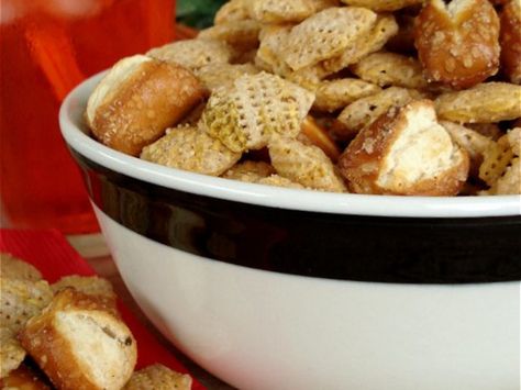 Pizza Snack Mix Puppy Chow Snack, Chex Snack Mix, Crunchy Food, Make Homemade Pizza, Snacks For Adults, Snack Mix Recipe, Easy Starters, Pizza Snacks, Chex Mix Recipes