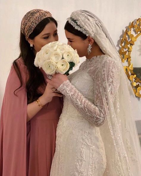 Sister Wedding Pictures, Sister Of The Bride Dress, Malaysian Wedding, Bridesmaid Poses, Wedding Photoshoot Props, Arab Wedding, Wedding Headdress, Classy Wedding Dress, Bridal Poses