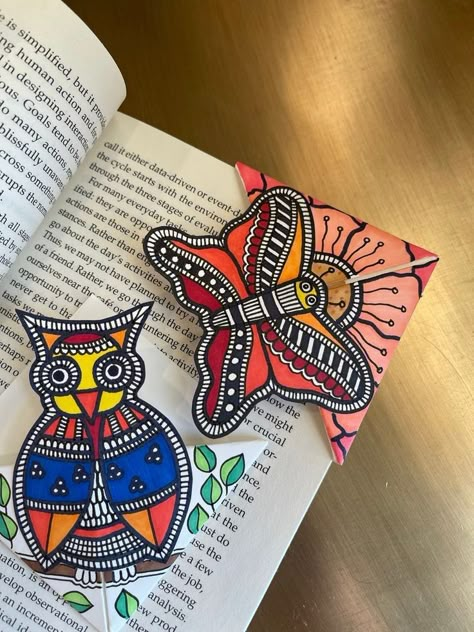 Madhubani Owl, Bookmarks Origami, Owl And Butterfly, Namaste Art, Butterfly Book, Simple Paintings, Diy Gift For Bff, Handmade Bookmarks Diy, Ancient Indian Art