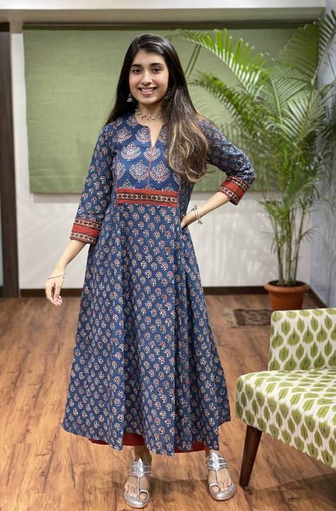 Kurtas Indian Kurti Designs, Indian Kurti, New Kurti Designs, Churidar Designs, Simple Kurta Designs, Designer Kurti Patterns, Kurti Patterns, Simple Kurti Designs, Kurti Designs Latest