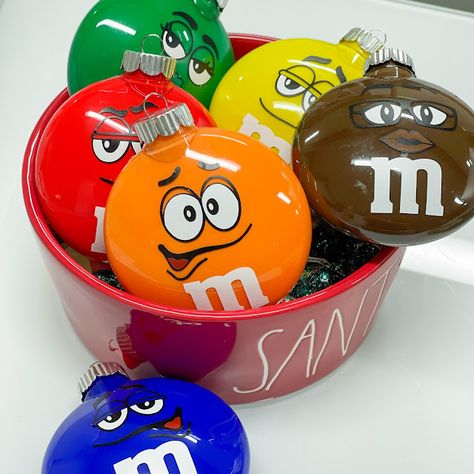 M And M Ornaments, M&m Christmas Ornaments, M&m Svg, Diy Christmas Ornaments Ideas To Sell, M&m Ornaments Diy, Christmas Bulbs Ornaments Diy, M M Ornaments, Cricut Ornament Ideas, Christmas Ball Ornaments Diy