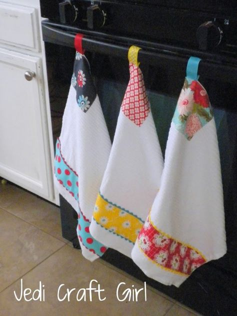 Dish Towel Crafts, Tips Menjahit, Kitchen Towels Crafts, Kitchen Towels Hanging, Diy Towels, Sew Ins, Towel Crafts, Kitchen Crafts, Hanging Towels