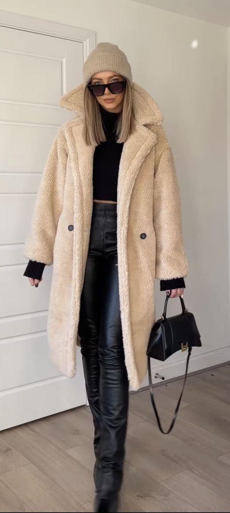 Teddy Coat Outfit, Cream Coat, Trendy Outfits Winter, Black Jumper, Teddy Coat, Winter Outfit Inspiration, Coat Outfits, Fall Outfits Women, Hoodie Fashion