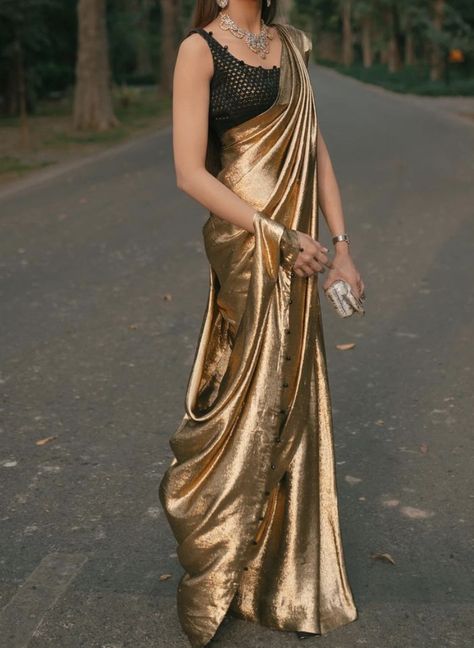 Metallic Saree, Indian Fits, Saree Drape, Nikah Outfit, Saree Ideas, Minecraft Pictures, Bridal Lehenga Collection, Traditional Indian Dress, Saree Blouse Patterns