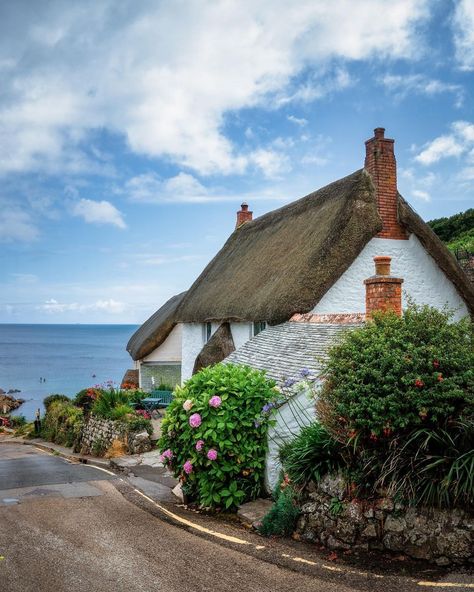 Photo by Fayaz Mohamed in Cornwall with @countrylivingmag, @lovecornwalluk, @photosofbritain, @lovegreatbritain, @we.love.england, @kings_villages, @hdr_addiction, @countrylivinguk, @excellent_britain, @amazingcornwall, @uk.shots, @unlimitedbritain, @europestyle_uk, @villagesmypassion, @britishvillages, @divine_villages, @countrylook, @yourcoasts, @travel.in.uk, and @lovevillages. May be an image of nature. Cornish Cottage, British Cottage, English Country Cottages, English Cottage Decor, Roof House, Irish Cottage, Thatched Cottage, Dream Cottage, Thatched Roof