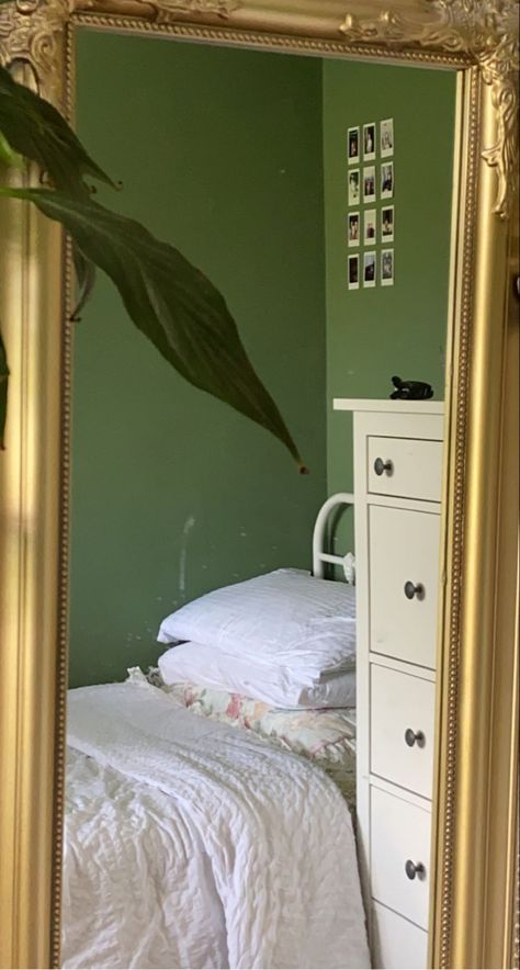 green bedroom with gold mirror🙌 Room Ideas Mirror, Green Room Ideas, Bedroom Princess, Green Core, Mirror Vanity, Green Bedroom, Green Walls, Aesthetic Green, Green Room