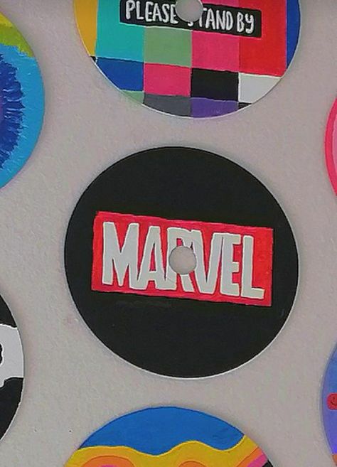 Marvel Cd Paintings, Vinyl Painting Ideas Easy, Diy Marvel Room Decor, Dvd Pintados, Vinyl Record Painting Ideas, Vinyl Records Diy, Records Diy, Vinyl Record Painting, Vinyl Record Art Ideas