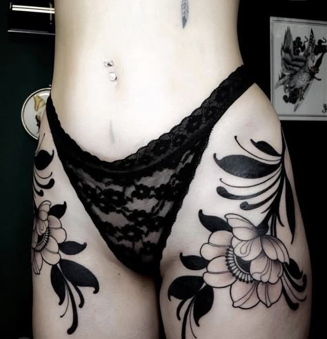 Feminine Thigh Tattoos, Goth Tattoo, Tattoos Geometric, Stomach Tattoos, Hip Tattoo, Blackwork Tattoo, Creative Tattoos, Tattoo Stencils, Pretty Tattoos