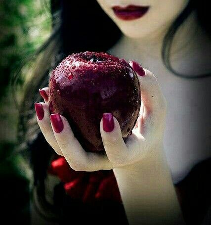 @ddobrdi || (: for more pins follow my board: Aesthetic Disney Tales | Snow White Red Anime, Simple Anime, Poison Apples, Forbidden Fruit, Photography Women, Red Apple, Chocolate Cookie, Beautiful Images, Snow White