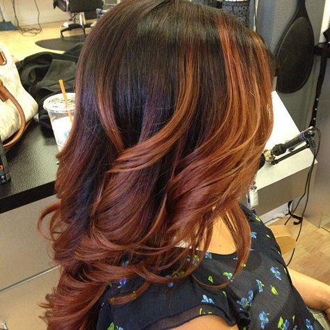 Black on top, waves, red, so beautiful!! Black To Copper Hair, Pretty Highlights, Root Smudge, Copper Ombre, Auburn Highlights, Highlights Color, Red Highlights, Copper Hair, Chestnut Brown