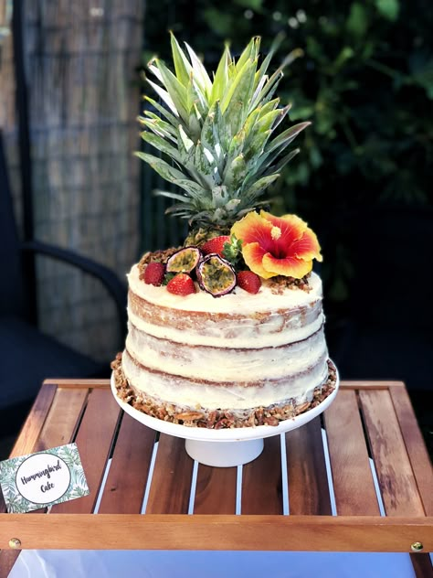 Tropical Fruit Cake, Hibiscus Cake, Tropical Birthday Cake, Latin Party, Hawaiian Cake, Tropical Cake, Food Presentation Ideas, Tropical Theme Party, Tropical Birthday Party