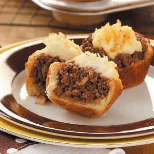 Mini Shepherd's Pies.  My kids always eat better when the food is shaped like a cupcake!  Might add some veggies to the meat mixture. Mini Shepards Pie, Muffin Tin Meals, Shepherds Pie Recipe, Tin Recipes, Meat Pies, Savory Pies, Pot Pies, Shepherds Pie, Crescent Rolls