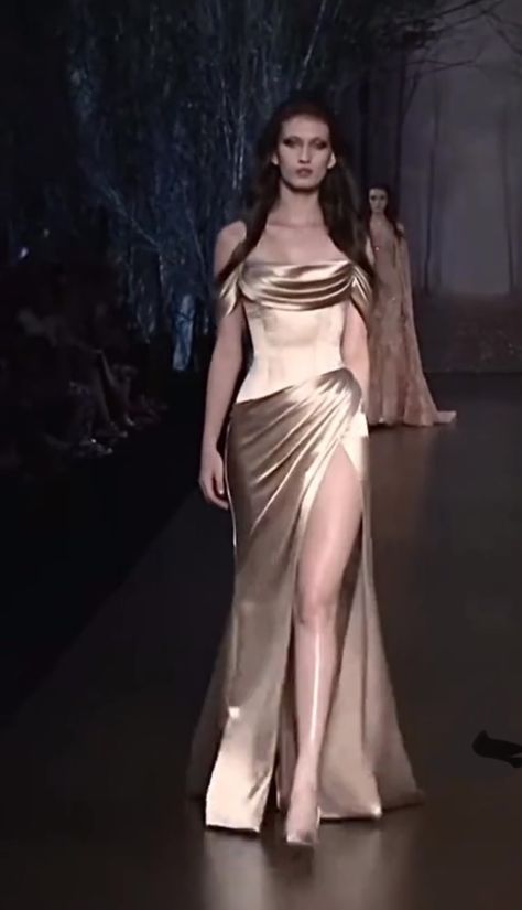 Golden Gala Dress, Movie Premiere Outfit Ideas, Soirée Dresses, Movie Premiere Outfit, Soiree Dresses, Prom Dress Inspo, Runway Fashion Couture, Cocktail Dress Prom, Prom Dress Ideas