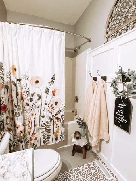 Floral bathroom decor