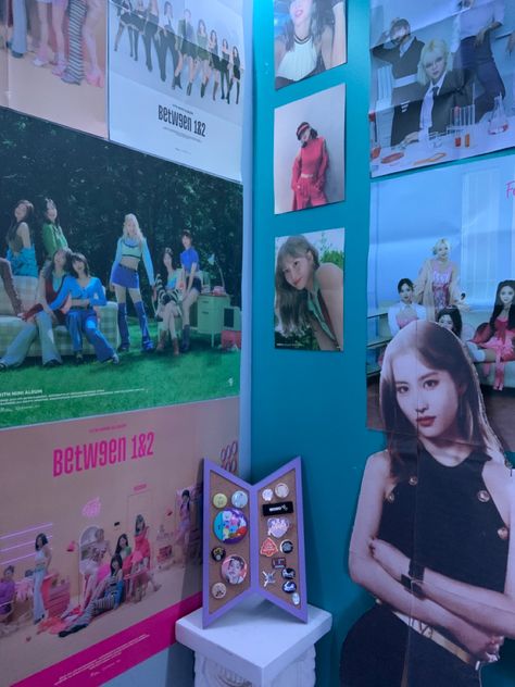 Twice Room Decor Kpop, Twice Room Decor, Aesthetic Study Room Decor, Twice Room, Aesthetic Study Room, Kpop Room Aesthetic, Album Shelf, Room Decor Bedroom Ideas, Emo Room