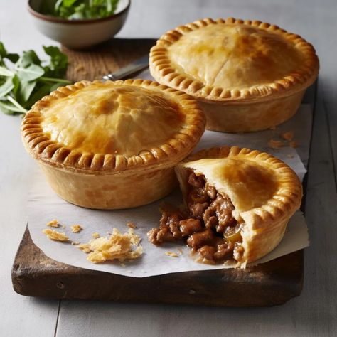 Meat And Potato Pie, Traditional English Food, Beef Pie Recipe, Victorian Recipes, Lamb Pie, Pie Pastry Recipe, Homemade Pie Recipes, Potato Pie Recipe, Beef Potatoes