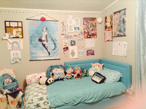 My Hatsune Miku room ❤️❤️❤️❤️ Miku Themed Room, Hatsune Miku Room Ideas, Hatsune Miku Room Decor, Vocaloid Room Decor, Anime Living Room Ideas, Miku Room Decor, Hatsune Miku Bedroom, Miku Bedroom, Hatsune Miku Room