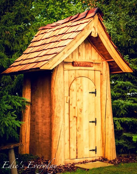 Diy Outhouse Plans, Diy Outhouse, Outhouse Shed, Outhouse Ideas, Building An Outhouse, Outhouse Plans, Outhouse Bathroom, Out Houses, Off Grid Homestead