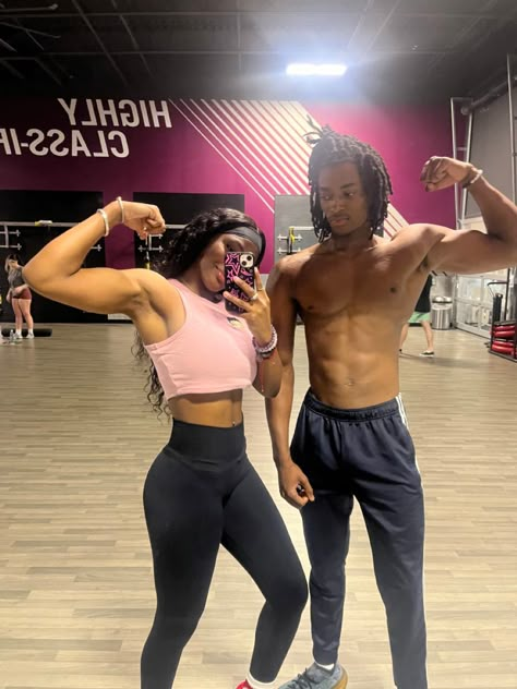 Couple Gym Aesthetic Black, Black Fitness Couples, Black Gym Couple Aesthetic, Gym Couple Black, Workout Couples Goals, Black Fit Couples Goals, Healthy Black Love, Healthy Relationship Aesthetic, Couple Workouts