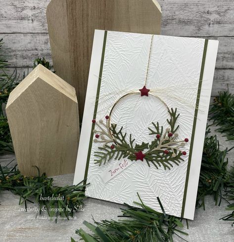 Mit einer der 3D Mini-Prägeformen aus dem 2er Set “Winterlich”, den Stanzformen Herbst- und Winterkränze sowie Weihnachtszierde habe ich das heutige Projekt gestaltet... Stampin' Up! Noel Christmas Cards, Stampin Up Weihnachten, Joy Christmas Card, Homemade Holiday Cards, Greeting Card Display, Creative Birthday Cards, Stamped Christmas Cards, Paper Christmas Ornaments, Nature Card