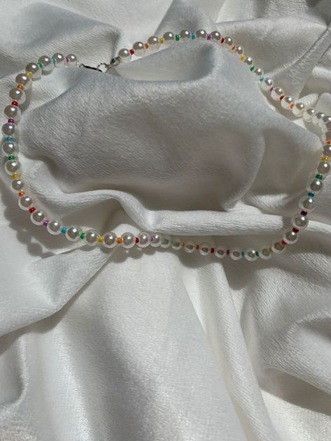 Preppy Pearl Necklace, Rainbow Beads Necklace, Winter Necklace Beads, Beads Necklace Aesthetic, Matching With Friends, Pearl Necklace Aesthetic, Banks Aesthetic, Vsco Style, Outer Banks Aesthetic