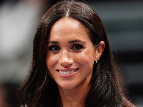 I Bet You Didn't Even Notice That Meghan Markle Changed Her Hair Color Chestnut Brunette Hair, Chestnut Brunette, Meghan Markle Hair, Shades Of Brunette, Side Swept Braid, Huge Hair, Dark Brunette Hair, Allure Beauty, Dark Brunette