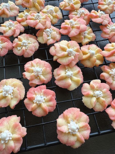 Blossom Cookies — Oh Cakes Winnie Cookie Techniques, Berry Cookies, Beauty Of Motherhood, Asian Side Dishes, Strawberry Crepes, Blossom Cookies, Baking Blog, Gel Food Coloring, Flower Cookies