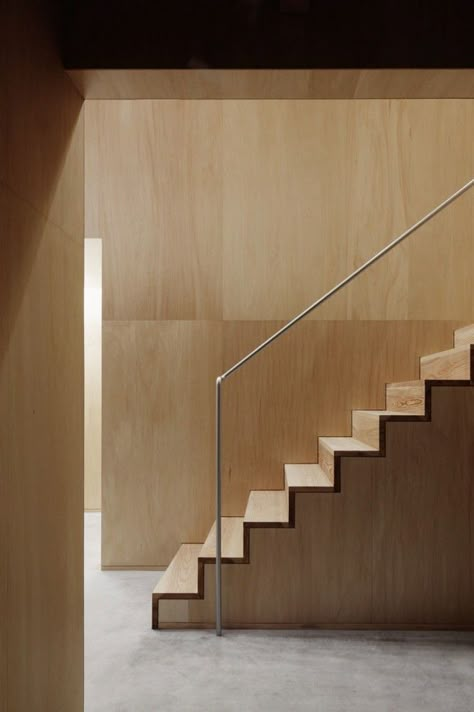 Casa ‘na’ in Japan, Studio Architect Shuji Hisada. Small Staircase, Plywood Interior, Staircase Handrail, Interior Staircase, Escalier Design, Plywood Walls, Stair Case, Stair Handrail, Wooden Stairs