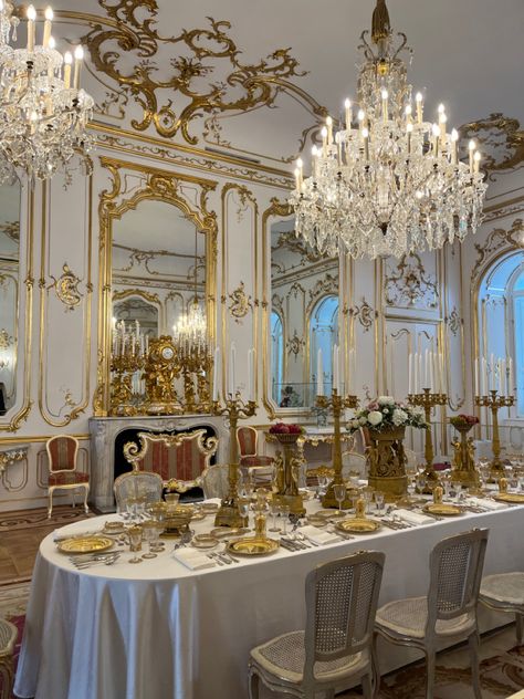 light academia, golden dinner, posh aesthetic Royal Dinner, Posh Aesthetic, Garden Spider, Royal Party, Dinner Room, Classy Aesthetic, Film Set, Light Academia, A Train