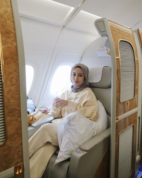 Hijab Luxury Style, Soft Business Aesthetic, Hijabi Luxury Lifestyle, Muslim Airport Outfit, Business Women Hijab, Hijabi Business Women, Muslim Business Women, Airport Outfit Hijab, Rich Hijabi