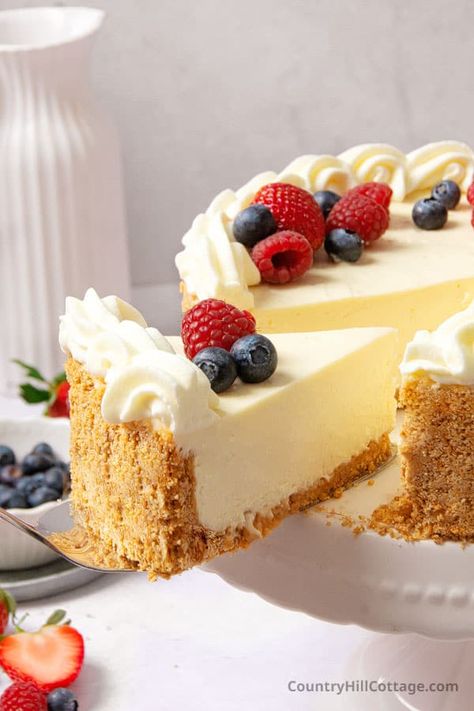 Elegant Cheesecake Decoration, Cheesecake Whipped Cream Topping, Cheesecake Decorating Ideas Birthday, Cheese Cakes Recipes Classic, Philadelphia No Bake Cheesecake Filling Recipes, Fruit Cheesecake Recipes, Philadelphia Cream Cheese Cheesecake, Philadelphia Cheesecake Recipe, Cheesecake With Fruit