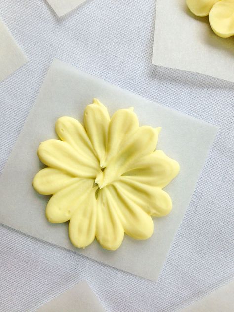 How to make an Icing Daisy www.thebearfootbaker.com Daisy Icing Flowers, How To Make Daisies Out Of Frosting, Daisy Cake Decorations, Royal Icing Daisies, Daisy Buttercream Flowers, Frosting Daisies, Royal Icing Flower Tutorial Videos, Daisy Cookies, Daisy Tutorial