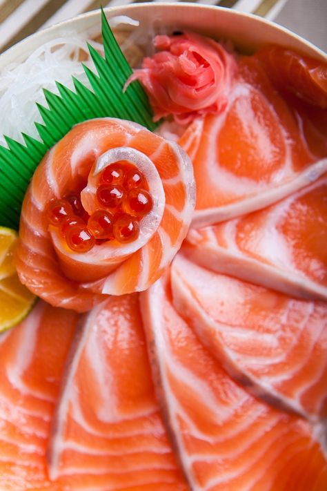 Meal Photo, Fatty Tuna, Sashimi Sushi, Salmon Sashimi, Sushi Time, Sushi Recipes, Beautiful Fish, Japan Food, Seaweed Salad