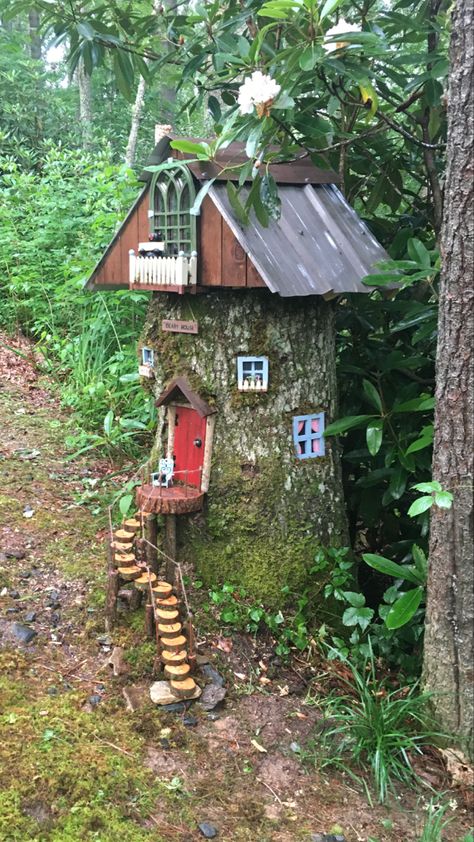 Tree Stump Decor, Tre Kunst, Fairy Tree Houses, Fairy House Diy, Fairy Garden Designs, Fairy Garden Crafts, Fairy Tree, Gnome House, Fairy Garden Houses