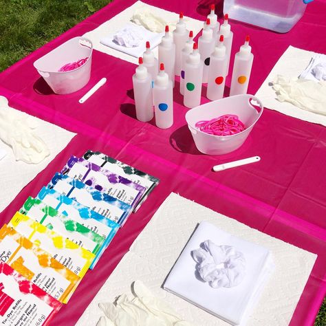 How to Throw a Tie Dye Party! - the neon tea party Tie Dye Party Ideas, Kids Tie Dye Party, Twinkle Sprinkle, Easy Diy Tie Dye, Tie Dye Birthday Party, Tie Dye Painting, Neon Crafts, Tie Dye Birthday, Backyard Birthday Parties