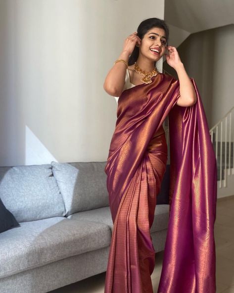 South Indian Party Wear Saree, Wine Kanjivaram Saree, Wedding Saree New Trend, Manthrakodi Saree Blouse Designs, Latest Saari Trends Indian, Simple Bridal Saree Look, South Indian Saree Looks, Simple Wedding Saree Look, South Indian Sarees Modern