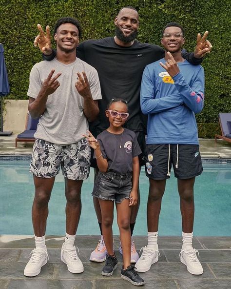 Bronny, Bryce and Zhuri James Lebron James Kids, Bryce James, Lebron James Son, Kevin Durant Wallpapers, Lebron James Jr, Bronny James, Video Sport, Robert Griffin Iii, Basketball Practice