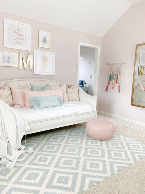 I'm sharing how to style a daybed and create the perfect spot for tweens and teens to hangout, lounge, and sleep.   #shannongolddesign #tweenbedroom #daybed #daybedstyling #pillowlove #howto #homedecor #homedecorblogger #teenbedroom #girlbedroom Style A Daybed, Girls Daybed, Daybed Room, Design Ložnic, Big Girl Bedrooms, Deco Studio, Cute Bedroom Ideas, Girl Bedroom Designs, Toddler Bedrooms