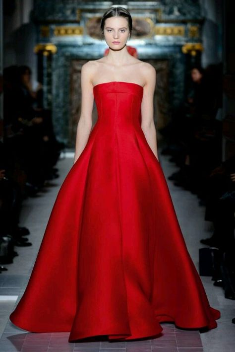 Valentino fall 2013 Valentino Gowns, Silver Cocktail Dress, Valentino Haute Couture, Valentino Red, Valentino Couture, Gaun Fashion, Valentino Dress, Spring Couture, Looks Party